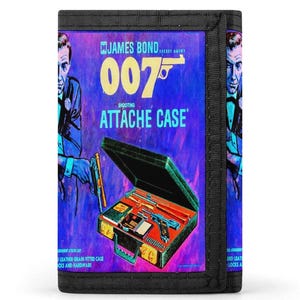 Puede incluir: Cartera negra de tres pliegues con un diseño de James Bond 007. La cartera tiene un gráfico de un maletín abierto con armas. El texto "JAMES BOND SECRET AGENT 007 SHOOTING ATTACHE CASE" está impreso en la parte delantera.