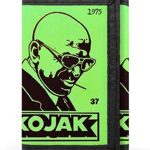 Cartera del programa de televisión KOJAK / Diseño de tres pliegues y llavero oculto / Basada en las tarjetas Bubble Gum de 1975