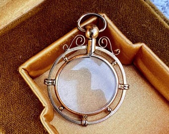 Relicario francés antiguo con colgante de cristal abovedado chapado en oro de 18 quilates y dije convexo para foto, medalla sagrada católica, estilo Napoleón III y joyería victoriana.