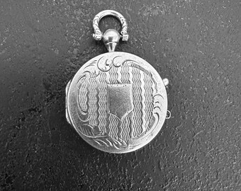 Antiker französischer Medaillon-Anhänger aus vergoldetem Silber mit Fotomotiv, zierlicher, guillochierter Belle-Époque-Verschluss, leeres Schildmonogramm als Geschenk