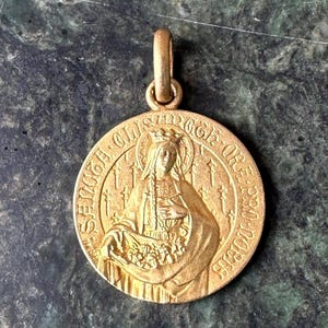 Rara medalha religiosa antiga TRICARD, Medalha de Santa Isabel Padroeira das Pessoas Vulneráveis, Doentes e Desfavorecidas, banhada a ouro, presente católico