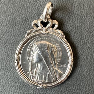 Antike silberne Jungfrau Maria Medaille von Adolphe Rivet - Louis XV / neoklassischer Stil - mit Monogramm