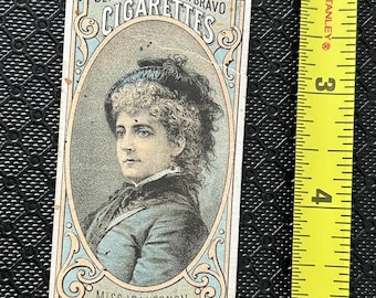 Tarjeta coleccionable de cigarrillos, circa 1880, Between The Acts y Bravo Cigarettes