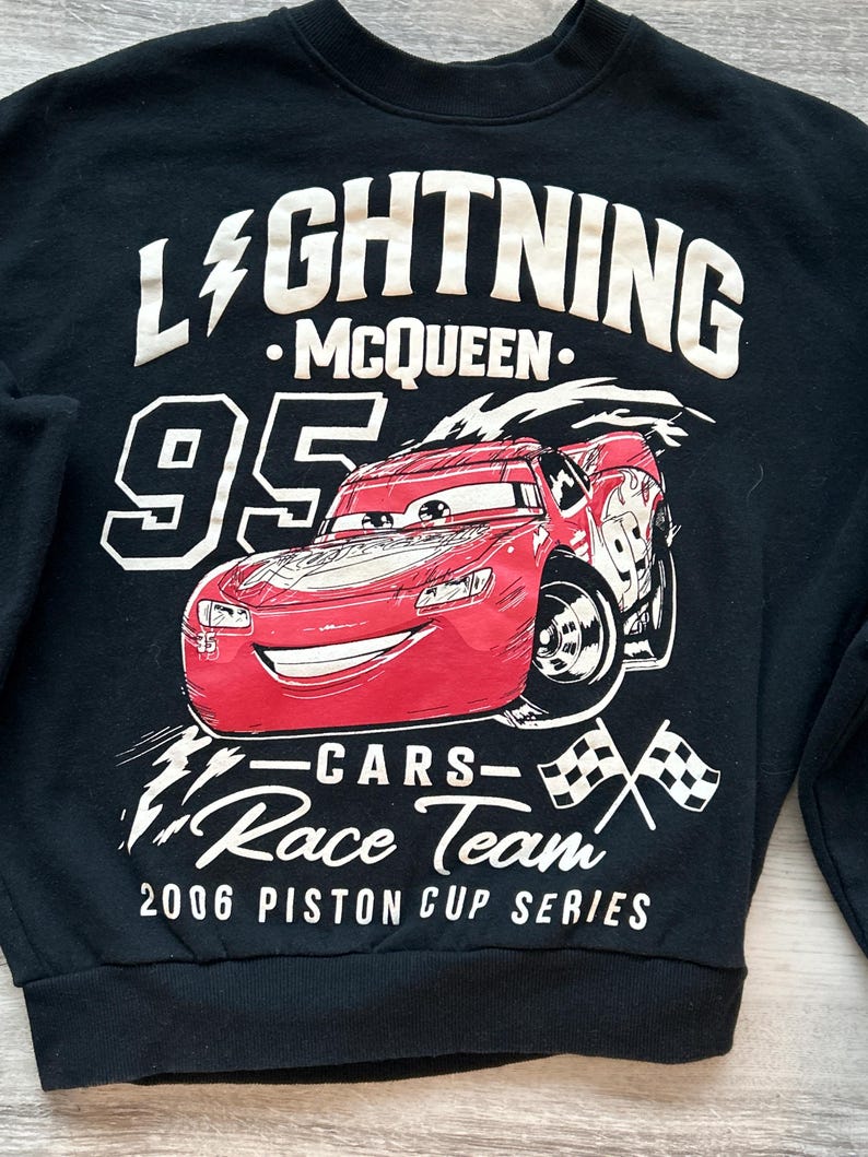 Sudadera negra de cuello redondo Rayo McQueen de Disney Pixar Cars (talla XS) imagen 2