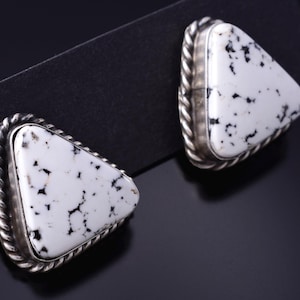 Orecchini triangolari Navajo in argento e turchese bianco Buffalo C. Belone 6B14D