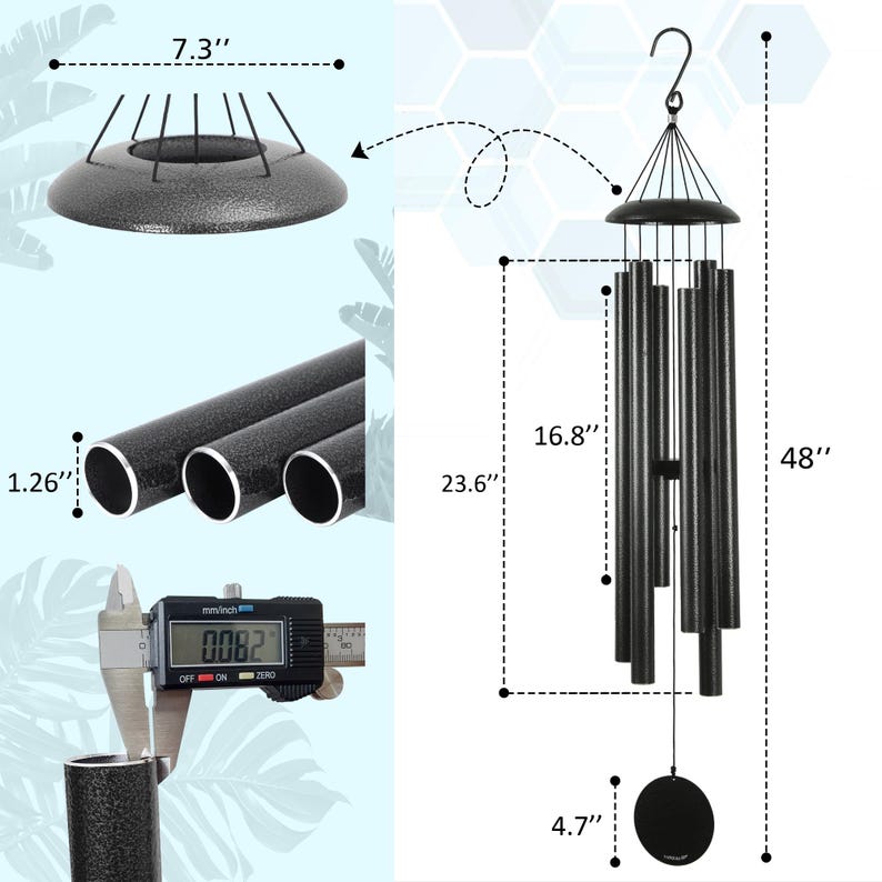 K&ouml;nnte beinhalten: Ein schwarzes Windspiel mit strukturierter Oberfl&auml;che, einer oberen Plattform mit 18,5 cm Durchmesser, 3,2 cm dicken Rohren und einer Gesamtl&auml;nge von 121,9 cm. Ein digitaler Messschieber zeigt eine Wandst&auml;rke der Rohre von 0,21 cm an.