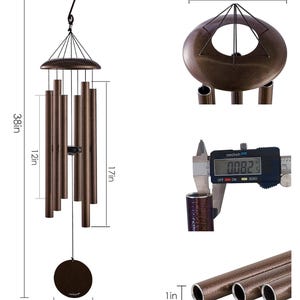 K&ouml;nnte beinhalten: Ein bronzefarbenes Windspiel mit sechs zylindrischen R&ouml;hren, einer kreisf&ouml;rmigen oberen Plattform und einem runden Windf&auml;nger. Die Gesamtl&auml;nge betr&auml;gt 38 Zoll, mit einem oberen Durchmesser von 7,1 Zoll, 1 Zoll Rohrdurchmesser und 4,7 Zoll.