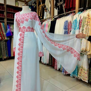 Elegant White Thobe with Red Embroidery – Flowing Sleeve Design