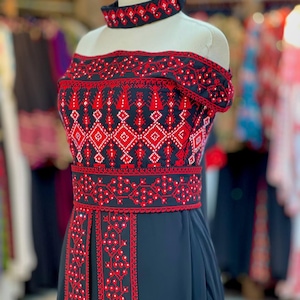 Exquisite Traditional Thobe with Handmade Tatreez and Coordinating Shawl