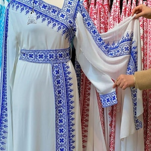 Elegant Embroidered Thobe in Blue and Red – Perfect for Ramadan