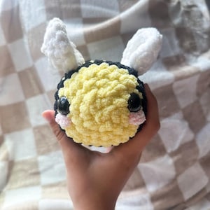 Crochet Bee Plushie, Bumblebee stuffed gift, Amigurumi stuffed animal, Plushy toy, baby gift, crochet nursery decor, handmade animal