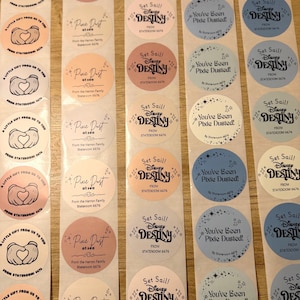 Pegatinas personalizadas "Te han rociado con polvo de hadas" / Etiquetas para extender el número de pescador en cruceros Disney / Pegatinas personalizadas para camarotes / Etiquetas impresas de 2x2