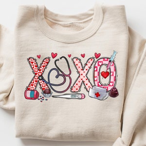 XOXO Nurse Sweatshirt, Valentine's Day T-shirt, Registered Nurse Shirt, Valentines Day Gift for Nurse, Aesthetic Valentine's Day Crewneck