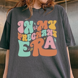 Koszulka z napisem „W mojej ciąży” T-shirt, koszulka z napisem „Pregnancy Reveal”, bluza z napisem „Pregnancy Announcement”, estetyczna koszulka dla mamy, strój na baby shower, prezent dla nowej mamy