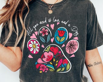 Alles wat je nodig hebt is liefde en een hond shirt, T-shirt bloemen hondenpoot, sweater hondenliefhebber, cadeau hondeneigenaar, motiverende vrouw ronde hals