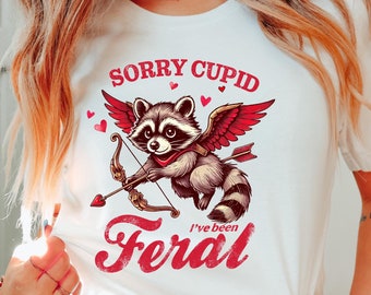 ごめんねキューピッド、私は野生化したシャツ、レトロで快適なアライグマのバレンタインTシャツ、面白いかわいいアライグマのバレンタインセーター、野生化したバレンタイン動物Tシャツ