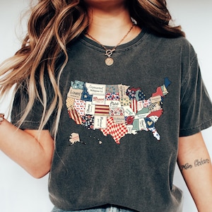 Camiseta retrô confortável com mapa dos EUA, camiseta com mapa dos Estados Unidos, presente cristão de 4 de julho, camiseta com versículos bíblicos, gola redonda American Girl, camiseta com bandeira americana de 1776