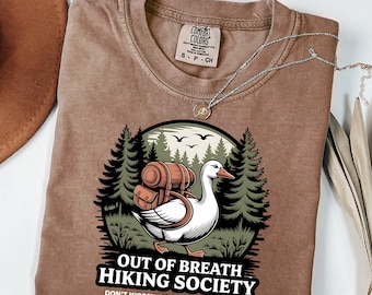 Comfort Colors® Out of Breath Hiking Society-shirt, grappig wandelshirt, Forest Camper-T-shirt, cadeau voor camper, klimmer Mountain Goose Shirt