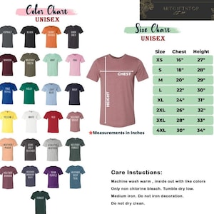 Op de afbeelding: Een kleurenkaart en maattabel voor unisex t-shirts. De kleurenkaart toont verschillende t-shirtkleuren, waaronder zwart, wit en blauw. De maattabel toont borst- en hoogtematen in inches, vari&euml;rend van XS tot 4XL. Onderhoudsinstructies zijn ook inbegrepen.