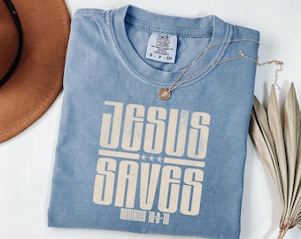 Comfort Colors® レトロ イエスの救い シャツ、信仰に基づいたTシャツ、ローマ人への手紙 10章 9章 10節 Tシャツ、クリスチャンギフト、グラフィックTシャツ、宗教的な聖書の一節トップ