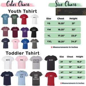 Op de afbeelding: Kleurenkaart en maattabel voor t-shirts voor kinderen en peuters. De kleurenkaart toont verschillende t-shirtkleuren, waaronder rood, wit, zwart, marineblauw en roze. De maattabel geeft borst- en hoogtematen in inches.