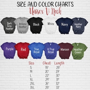 Op de afbeelding: Een maat- en kleurentabel voor unisex V-hals T-shirts. De tabel toont verschillende kleuren, waaronder donkergrijze heather, athletic heather, zwart, wit, marineblauw en heather navy. Extra kleuren zijn paars, rood, true royal, H.True Royal, bordeauxrood en heather green. De afmetingen zijn in inches.