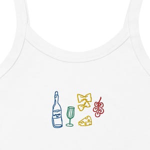 Puede incluir: Camiseta sin mangas blanca con bordado de un dibujo lineal de una botella de vino, una copa de vino, pasta, queso y uvas. Las ilustraciones son en azul, amarillo, rojo y verde. La camiseta tiene cuello redondo y tirantes finos.