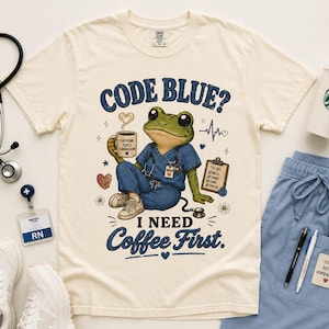 Sjuksköterska groda skjorta, kodblå jag behöver kaffe först tee, rolig RN-gåva, komfortfärger sjuksköterska uppskattning