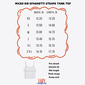 Pu&ograve; includere: Canotta bianca a micro costine con spalline sottili e tabella taglie. La tabella mostra le misure di larghezza e lunghezza in pollici per le taglie XS-2XL. Caratteristiche: pre-ristretto, vestibilit&agrave; elasticizzata, lunghezza media, spalline spesse e scollo tondo.