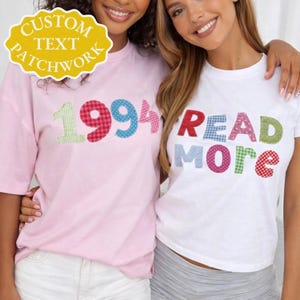 Puede incluir: Dos mujeres con camisetas. Una es rosa claro con los números "1994" en estilo patchwork. La otra es blanca con las palabras "READ MORE" en estilo patchwork. Una etiqueta amarilla dice "CUSTOM TEXT PATCHWORK".