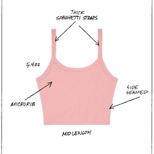 Pu&ograve; includere: Un top senza maniche rosa chiaro con spalline sottili a microcostine. Il top ha spalline spesse, cuciture laterali e un taglio medio-lungo. L'immagine include anche il testo "1012 WOMEN'S MICRO RIB SPAGHETTI STRAP TANK" e "5.4oz".