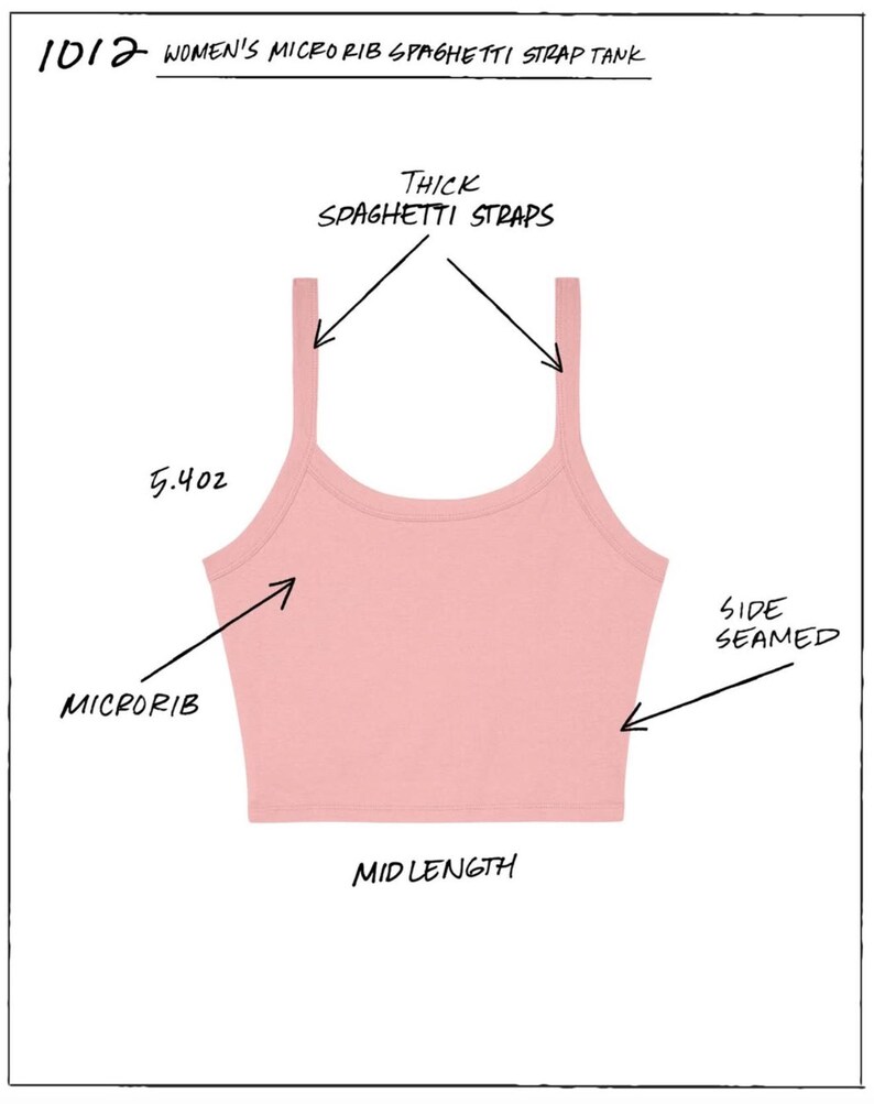 Pu&ograve; includere: Un top senza maniche rosa chiaro con spalline sottili a microcostine. Il top ha spalline spesse, cuciture laterali e un taglio medio-lungo. L'immagine include anche il testo "1012 WOMEN'S MICRO RIB SPAGHETTI STRAP TANK" e "5.4oz".