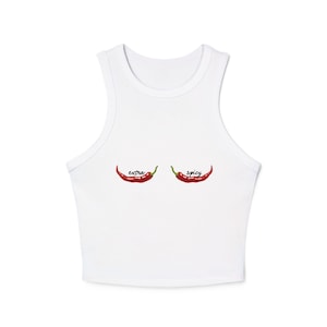 Puede incluir: Top corto blanco con cuello redondo y diseño sin mangas. La parte superior presenta dos gráficos de pimientos rojos, cada uno con las palabras "extra" y "spicy" impresas encima en fuente cursiva.