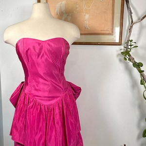 Vintage 80s Bright Pink Strapless Dress with Sweetheart Neckline | Ruffled Skirt and Bow Back | 80s Party Dress | Barbie Strapless Dress