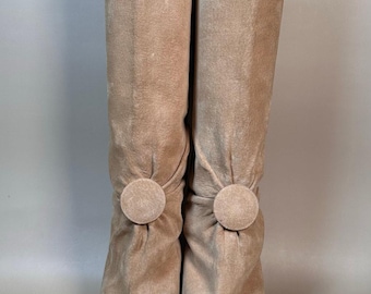 Botas altas hasta la rodilla de ante beige vintage / Detalle de botones fruncidos, talla 7.5