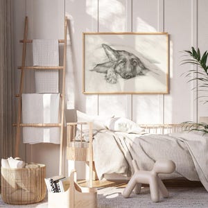 Lámina decorativa de pastor alemán asomándose - Lindo retrato de mascota - Póster dibujado a mano - Decoración de pared de perro pastor alemán de Ethan Harper - Arte para el baño de perros imagen 4