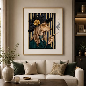 Puede incluir: Una lámina de arte enmarcada que muestra a un perro antropomórfico de pelo largo y castaño, con un sombrero negro de ala ancha con una rosa dorada, gafas de ojo de gato y una blusa verde oscuro, sosteniendo una boquilla larga con humo.