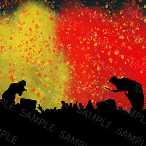 Peut inclure: Deux silhouettes se tiennent devant une foule, avec des confettis rouges et jaunes tombant d'en haut. La silhouette de gauche tient un microphone, tandis que celle de droite tient un pétard.