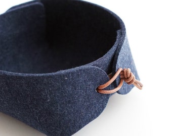 Desk organizer in wool felt - Japanese inspired felt basket with genuine leather ties - Small storage container - bedside tray felt bowl