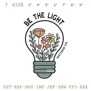 Puede incluir: Un diseño bordado con forma de bombilla con el texto "BE THE LIGHT" y "MATTHEW 5:14". Dentro de la bombilla hay flores en tonos naranja, amarillo y verde. Las opciones de tamaño varían de 7.6 cm a 22.9 cm.