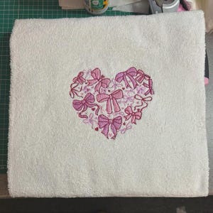 Archivo de bordado de corazón con lazo de San Valentín, ilustración de racimo de cintas, diseño artístico de contorno romántico