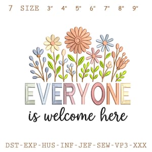 Könnte beinhalten: Ein farbenfrohes Blumendesign mit dem Text "EVERYONE is welcome here". Das Design zeigt Blumen in Rosa, Pfirsich, Blau und Creme mit grünen Blättern. Die Größenoptionen reichen von 7.6 cm bis 22.9 cm.