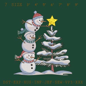 Op de afbeelding: Een geborduurd ontwerp met drie op elkaar gestapelde sneeuwmannen, met hoeden en sjaals, met een kerstboom en een ster. Het ontwerp staat op een donkergroene achtergrond. De tekst geeft maten van 7,6 cm tot 22,9 cm aan.