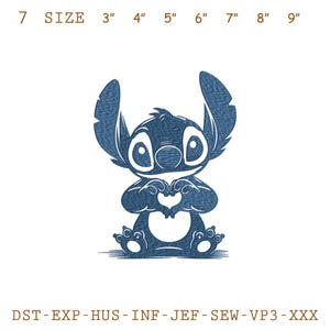 Könnte beinhalten: Eine blaue, denimtexturierte Cartoonfigur, die mit ihren Händen eine Herzform bildet. Das Bild enthält Größenangaben von 7,6 bis 22,9 cm und den Text "7 SIZE". Unter der Figur stehen die Buchstaben "DST-EXP-HUS-INF-JEF-SEW-VP3-XXX".