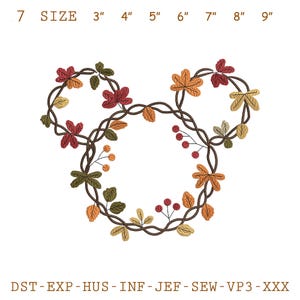 Puede incluir: Un diseño de bordado con forma de cabeza de Mickey Mouse, con una corona de hojas y bayas otoñales. El diseño incluye tamaños de 7,6 a 22,9 cm. El texto "7 SIZE" está en la parte superior.