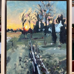 Puede incluir: Una pintura de una puesta de sol sobre un campo con árboles en primer plano. El cielo es una mezcla de naranja, rosa y azul. Los árboles están silueteados contra la puesta de sol. La pintura está firmada "Jim Hyde".