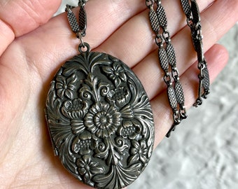 Vintage Large Floral Oval Silver Costume Jewelry Locket Necklace