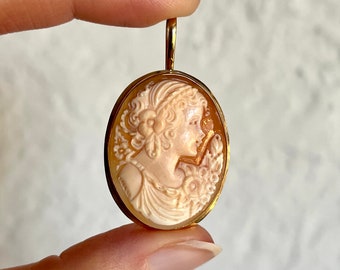 Vintage 18K 750 Carved Shell Cameo Pendant Necklace