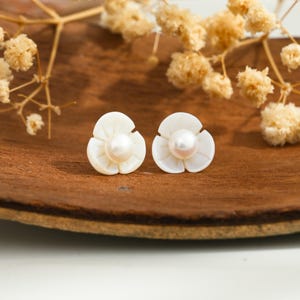Pearl Flower Stud Earrings, Freshwater Pearl Earrings, Mother of Pearl Earrings, Daily Earrings, Mom Gift, Bridesmaid Gift,Wedding Earrings