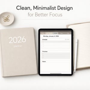 Peut inclure: Un agenda beige de 2026 à côté d'une tablette affichant un emploi du temps, des priorités et des notes. Un stylet blanc et un carnet sont également présents. Le texte "Clean, Minimalist Design for Better Focus" est en haut.